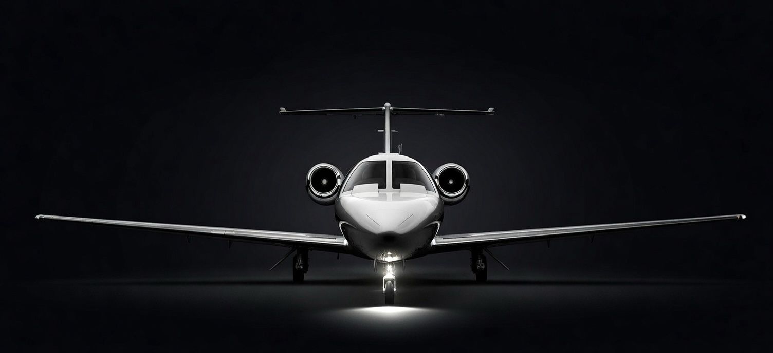 Cessna Citation CJ1+ visto de frente, iluminado no hangar